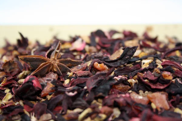 Τσάι Φρούτων Την Προσθήκη Διαφόρων Βοτάνων Ξύλινο Φόντο — Φωτογραφία Αρχείου
