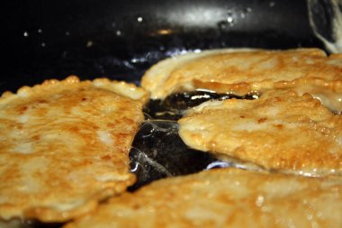 Tavada tavuk filetosu. Metin için boşluk.