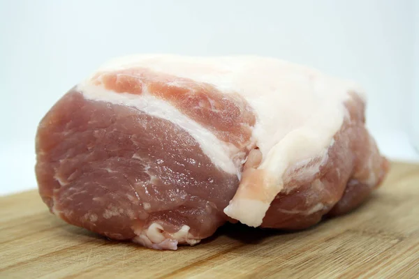 Ein Stück Schweinefleisch Auf Einem Holzbrett Auf Weißem Hintergrund Raum — Stockfoto