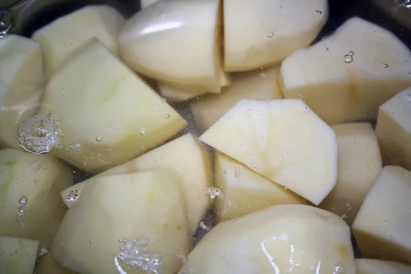 Aardappelen Stukken Gesneden Water Ruimte Voor Tekst — Stockfoto