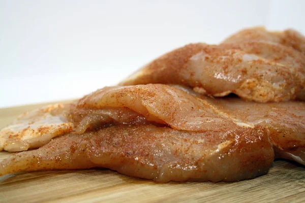 Tahtada tavuk fileto parçaları. Metin için boşluk.