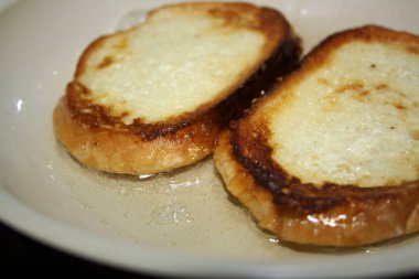 Süt ve baharatlı bir yumurtanın içinde kızarmış beyaz ekmek. Metin için boşluk.