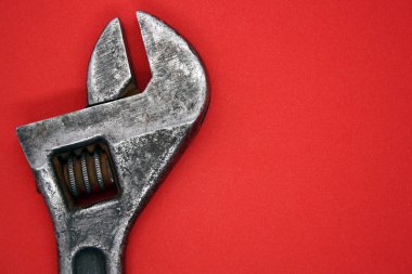 Ayarlanabilir İngiliz anahtarı. Kırmızı arkaplanda fındıkları sıkmak için araç.