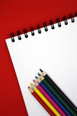 Kırmızı arka plandaki notlar ve çizimler için not alın. Metin için boşluk.