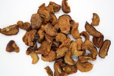 Elmalar sobada kurumuş. Beyaz arka plan. Metin için boşluk.