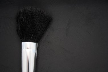 Siyah arka planda makyaj fırçaları. Metin için boşluk.