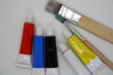 Çok renkli akrilik boya ve fırçalar. Metin için boşluk.