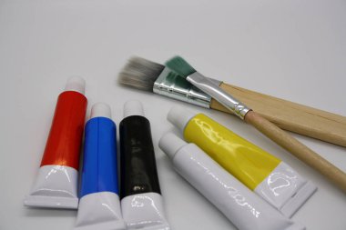 Çok renkli akrilik boya ve fırçalar. Metin için boşluk.