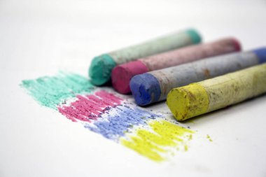 Pastel boya kalemleri çizim için. Metin için boşluk.