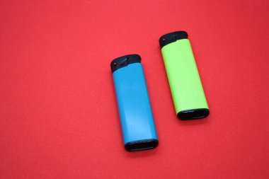 Kırmızı arka planda iki çakmak. Boşluk düşmanı rext.