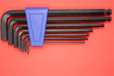 Kırmızı arkaplanda siyah büyü tuşları var. Metin için boşluk.