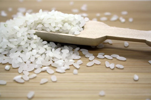 Witte Rijst Voor Pilaf Een Houten Achtergrond Ruimte Voor Tekst — Stockfoto