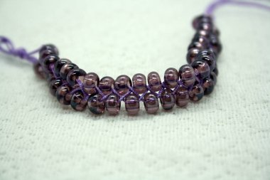 Beyaz arka planda mücevherler. Boncuklardan bilezik. Metin için boşluk.