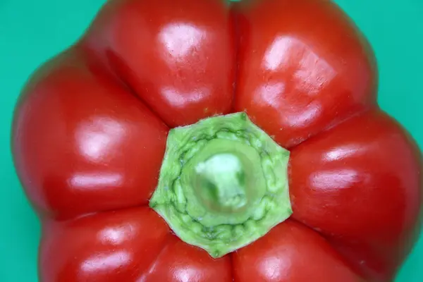 Die Frucht Einer Roten Paprika Auf Grünem Hintergrund Raum Für — Stockfoto