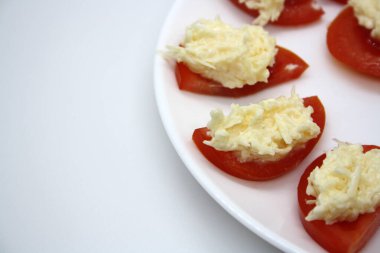 Peynirli, sarımsaklı ve mayonezli domatesler. Aperatif.