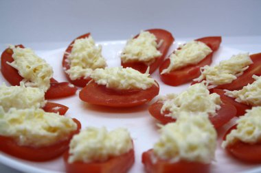 Peynirli, sarımsaklı ve mayonezli domatesler. Aperatif.