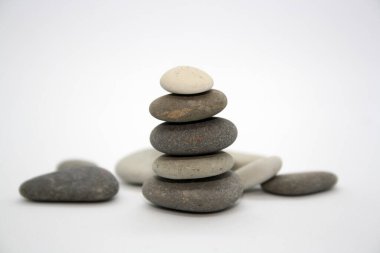 Beyaz arka planda gri ve beyaz deniz taşları. Metin için boşluk.