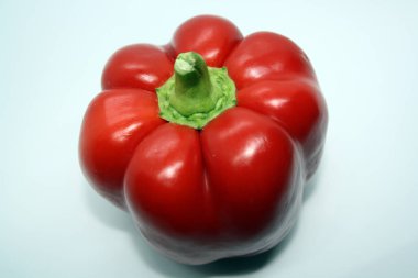 Beyaz arka planda kırmızı tatlı biberin meyvesi. Metin için boşluk.