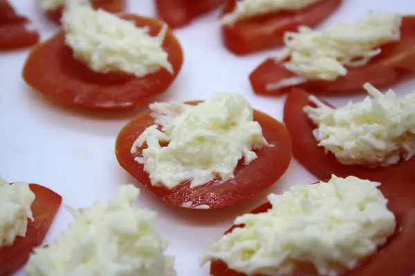 Tomaten Gevuld Met Kaas Met Knoflook Mayonaise Appetizer — Stockfoto