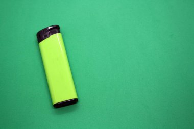 Yeşil arka planda yeşil ışık. Metin için boşluk.