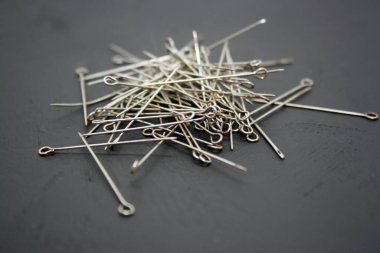 Siyah arka planda bir yığın iğne dikiyorum. Metin için boşluk.