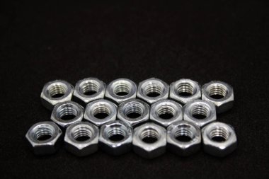 Siyah arka planda bir takım fındık. Metin için boşluk.