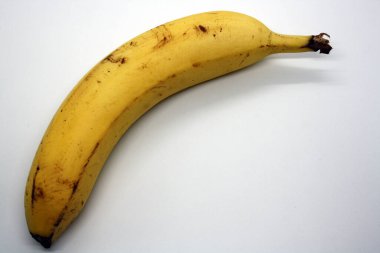 Beyaz arka planda sarı olgun muz. Metin için boşluk.