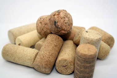 Beyaz arka planda şarap şişelerinin mantarları. Metin için boşluk.