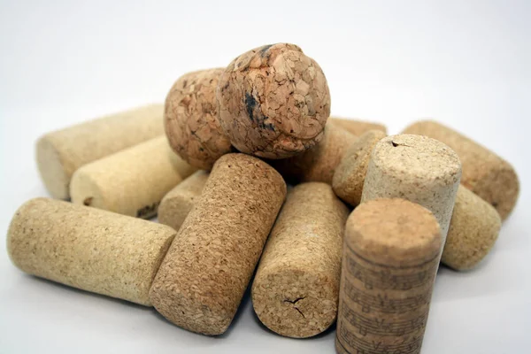 Beyaz arka planda şarap şişelerinin mantarları. Metin için boşluk.