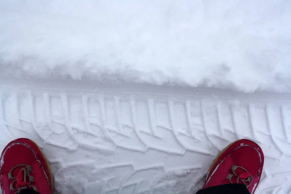 Spåret Förbipasserande Bil Och Barnskor Den Vita Fluffiga Snön Bakgrund — Stockfoto