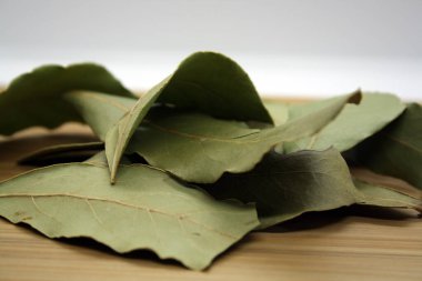 Ahşap bir arka planda defne yaprağı. Metin için boşluk.