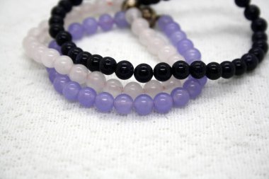 Beyaz arka planda mücevherler. Boncuklardan bilezik. Metin için boşluk.