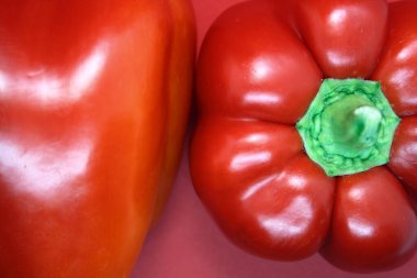 Kırmızı arka planda kırmızı bir biberin meyvesi. Metin için boşluk.