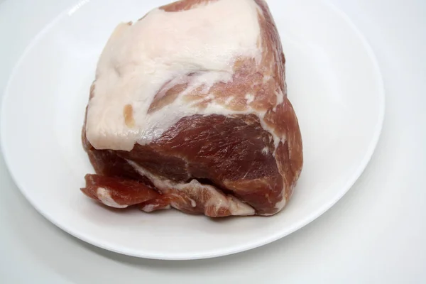 Stück Schweinefleisch Auf Einem Teller Auf Weißem Hintergrund Raum Für — Stockfoto