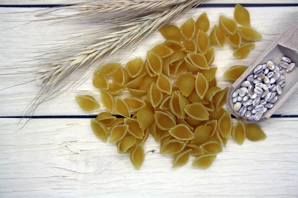 木製の背景に乾燥小麦パスタ テキストのスペース — ストック写真