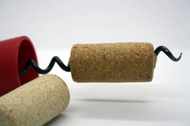 Beyaz arka planda şarap mantarı ve tirbuşon izole edilmiş. Metin için boşluk.