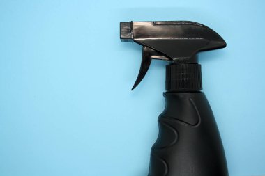 Mavi arka planda siyah bir sprey var. Metin için boşluk.