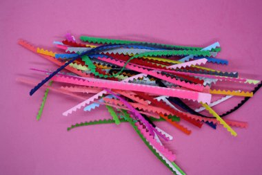 Renkli keçeli şeritten yapılmış tekstil arka planı. Üst Manzara. Metin için boşluk.