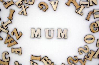 Beyaz arkaplandaki MUM metni. Tatil konsepti. Metin için boşluk.