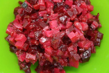 Ahşap arka planda bir kasede parlak bir salata sosu. Metin için boşluk.