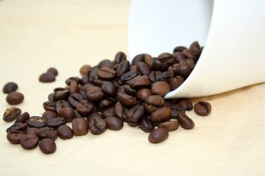 Kağıt üzerinde mis kokulu kahve taneleri. Metin için boşluk.