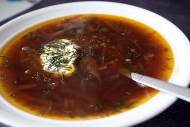Pancar çorbası beyaz bir tabağa döküldü. Borsch. Metin için boşluk.