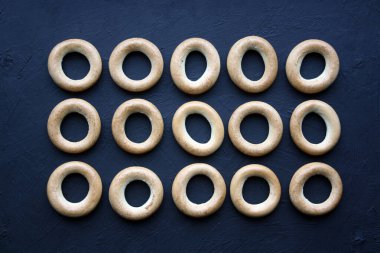 Siyah bir yüzeyde yuvarlak bir kuruma. Mutfak geçmişi. Metin için boşluk.