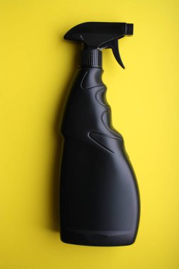 Sarı arka planda izole edilmiş siyah sprey. Metin için boşluk.