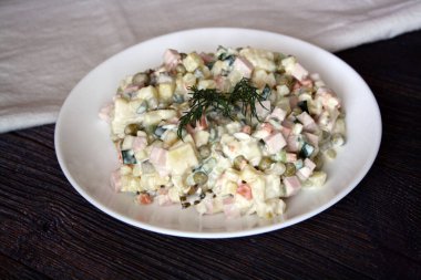 Patates salatası, sosis, bezelye, havuç ve salatalık. Olivier. Metin için boşluk.