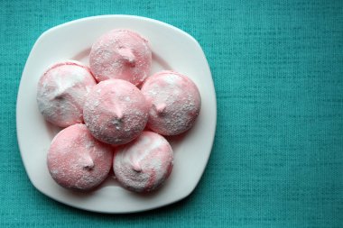 Tarife göre yapılmış havadar elma şekerlemeleri. Mutfak arka planı.