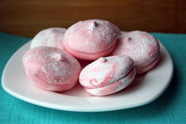 Tarife göre yapılmış havadar elma şekerlemeleri. Mutfak arka planı.