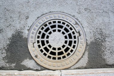 Asfalttaki yolda rögar kapağı.