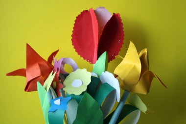 Buketteki kağıt çiçekler. Anneme bir hediye..