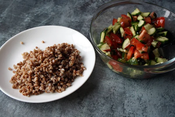 Grano Saraceno Con Insalata Pomodori Cetrioli Aneto Con Olio Oliva — Foto Stock